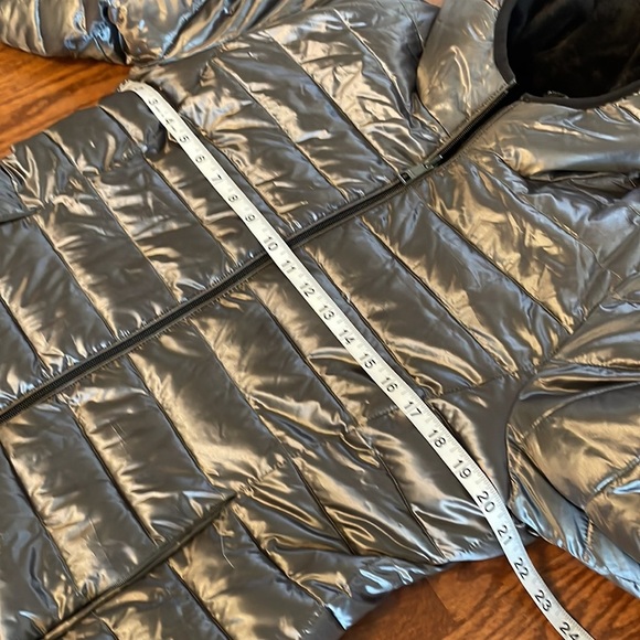 ANDREW MARC women’s REVERSIBLE metallic gray blk puffer / plush hooded jacket M - Picture 13 of 17